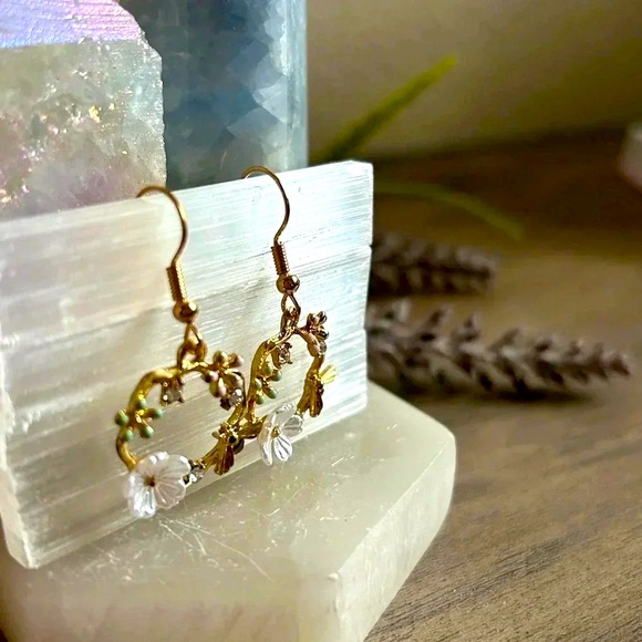 NWT Bees and Flowers Wreath Drop Hoop Earrings ๐ - Picture 4 of 4